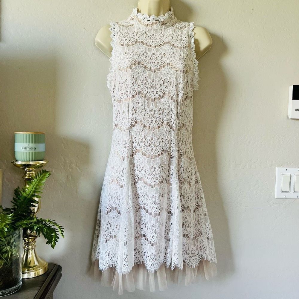 Francesca’s Medium ✨NWOT✨ Sleeveless White Lace & Beige Tulle Hem Lined Dress.